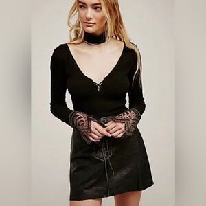 FREE PEOPLE LAST LACE DANCE CUFF THERMAL TOP BLACK M